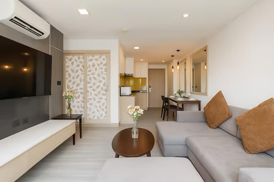Communal lounge/ TV room, TV and multimedia, Kitchen or kitchenette, Living room, Seating area, Dining area, air conditioner