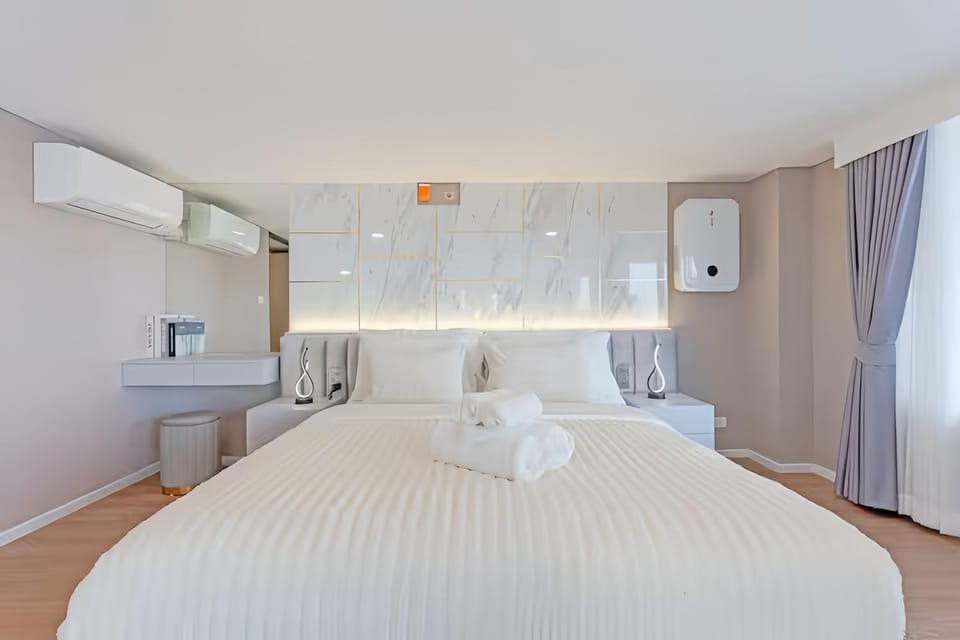 Bed, Photo of the whole room, Bedroom, towels, air conditioner