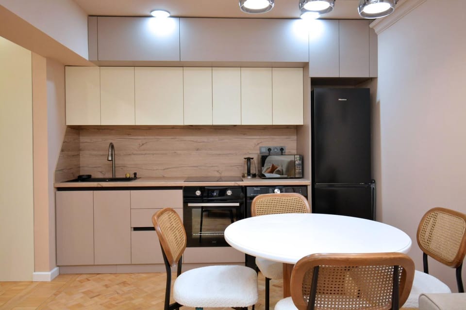 Kitchen or kitchenette, Dining area, oven, stove