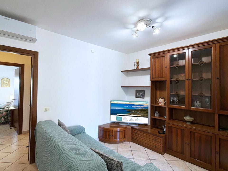 Communal lounge/ TV room, TV and multimedia, Living room, Seating area, air conditioner
