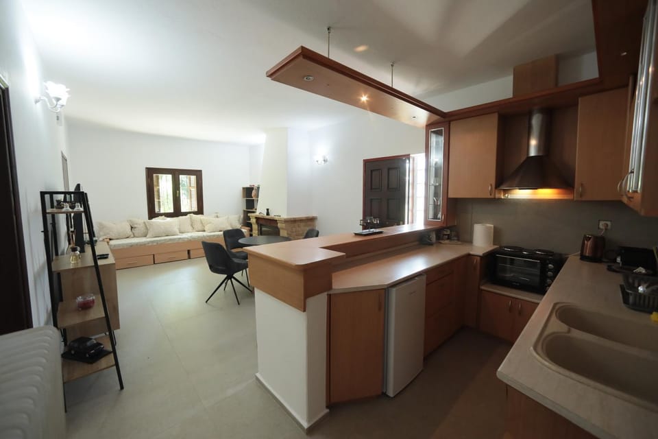 TV and multimedia, Kitchen or kitchenette, Photo of the whole room, Seating area, Dining area