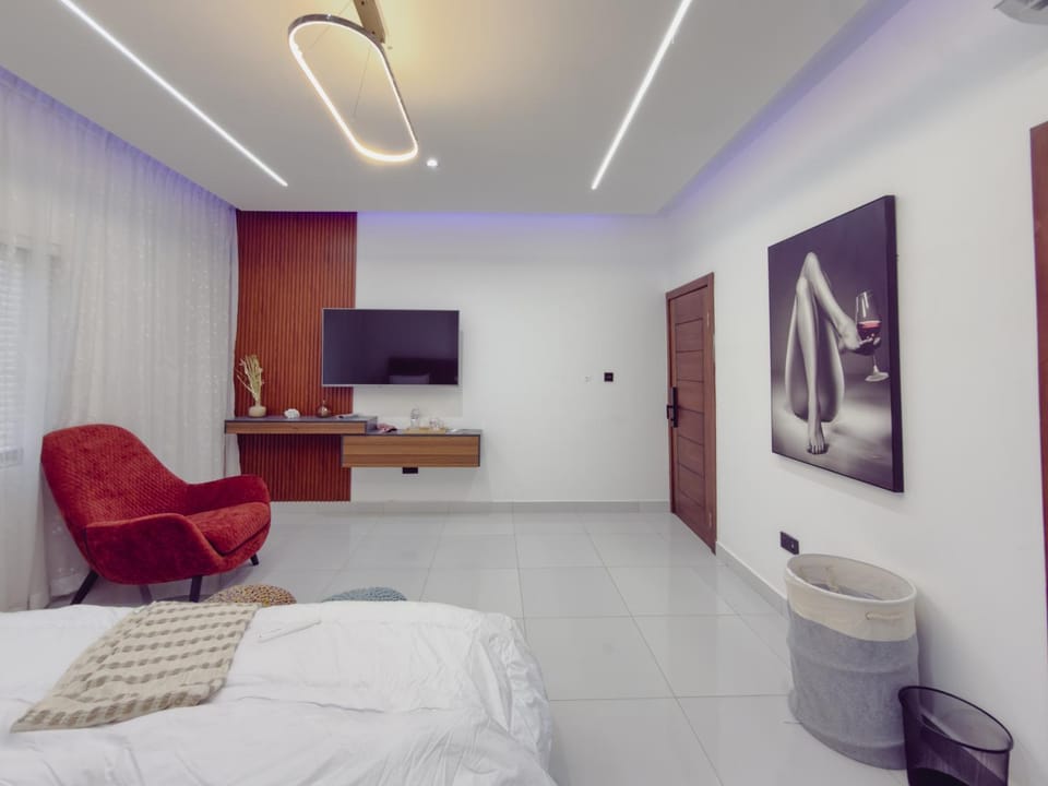 Photo of the whole room, Bedroom