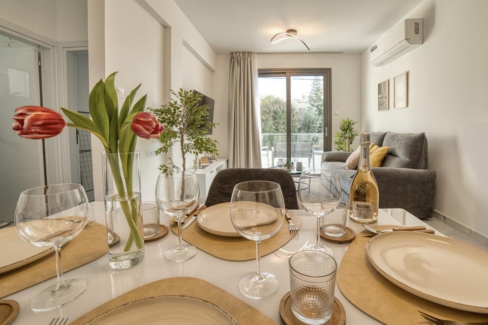 Living room, Food and drinks, Seating area, Dining area, Drinks