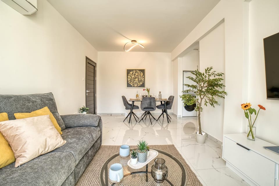 TV and multimedia, Living room, Seating area, Dining area, air conditioner