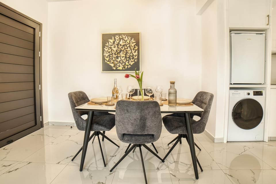 Kitchen or kitchenette, Living room, Seating area, Dining area, washing machine