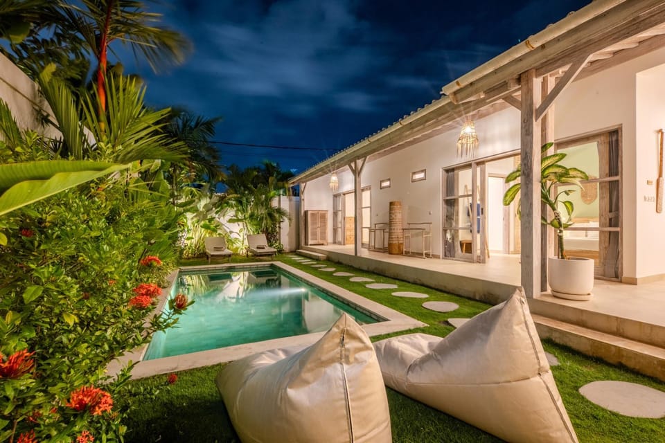 Night, Garden, Balcony/Terrace, Garden view, Pool view, Swimming pool, sunbed