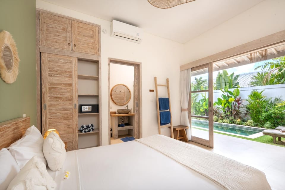 Bed, Balcony/Terrace, Bedroom, Garden view, Pool view, towels, air conditioner
