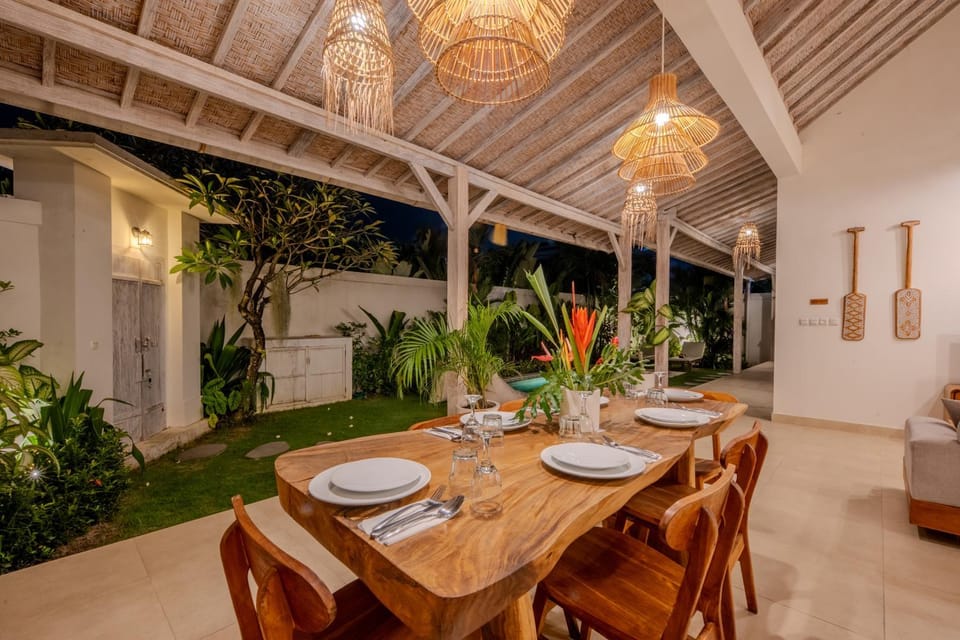 Living room, Dining area, Garden view