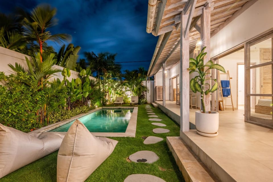 Property building, Garden, Balcony/Terrace, Living room, Garden view, Pool view, Swimming pool, sunbed