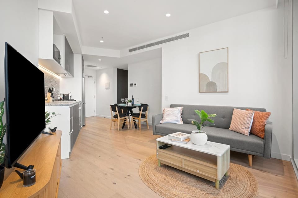 City Skyline Views 2 BR Pool, Sauna, and Gym Apartment in Melbourne
