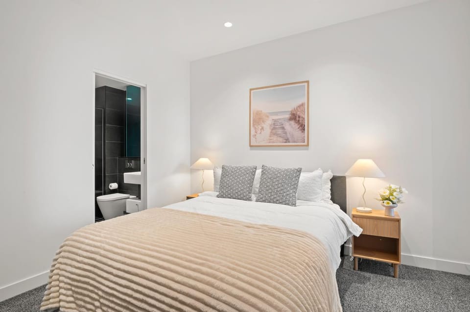 City Skyline Views 2 BR Pool, Sauna, and Gym Apartment in Melbourne