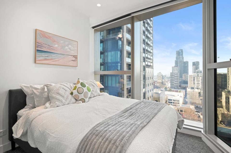 City Skyline Views 2 BR Pool, Sauna, and Gym Apartment in Melbourne