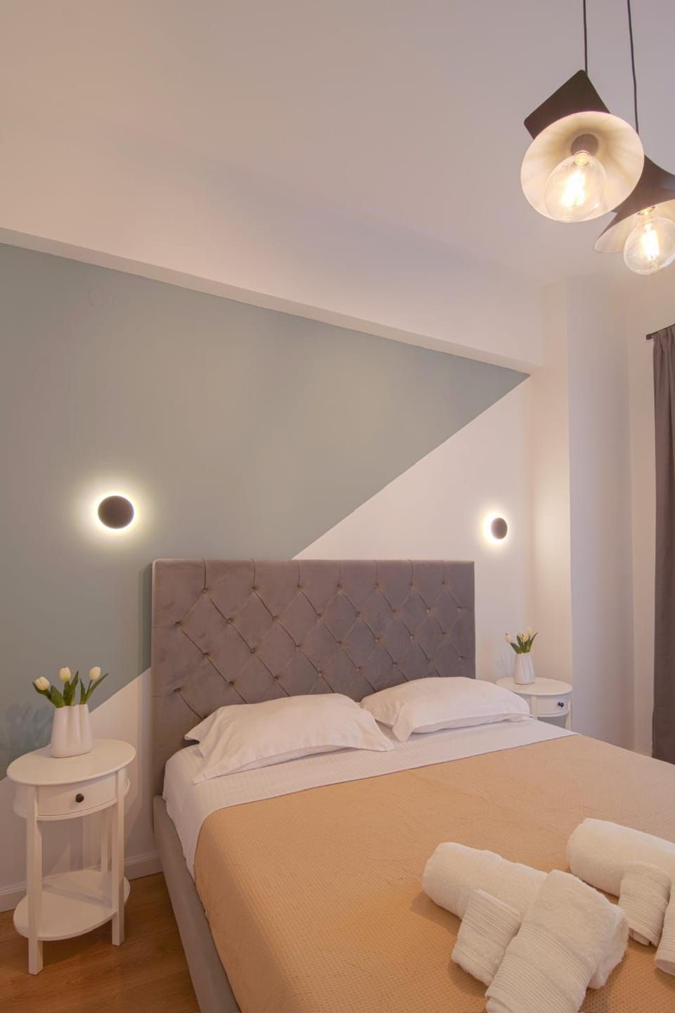 Bed, Bedroom, towels