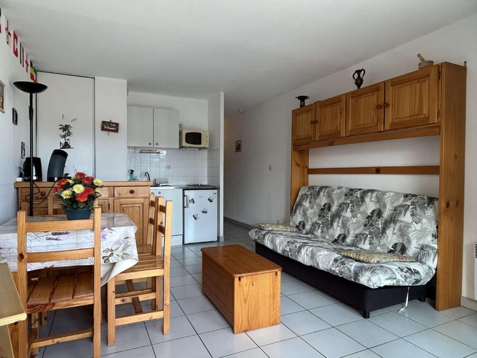 Kitchen or kitchenette, Living room, Seating area, Dining area, oven
