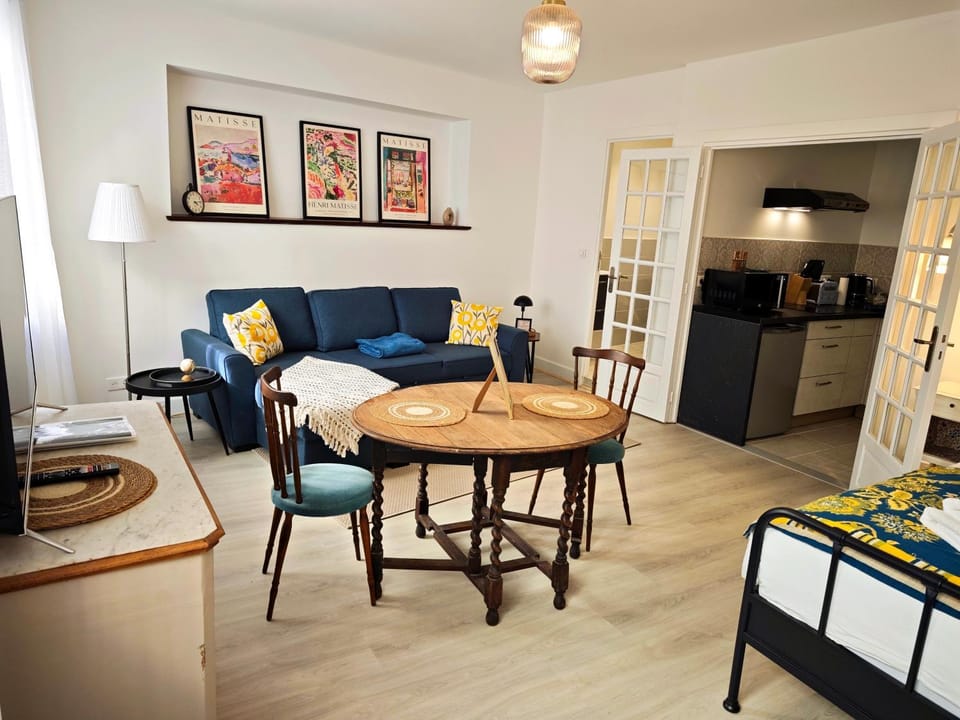 Living room, Dining area