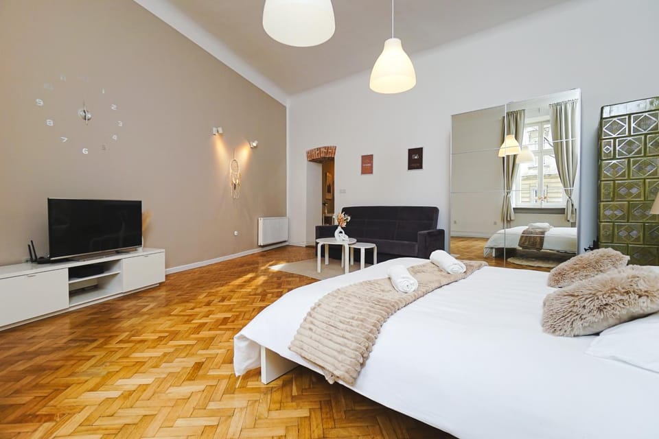 Communal lounge/ TV room, Bed, TV and multimedia, Living room, Photo of the whole room, Seating area, Bedroom, towels