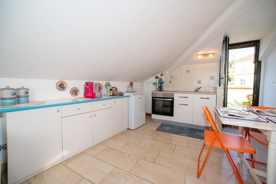 Kitchen or kitchenette, Dining area, oven, pet friendly, stove, washing machine