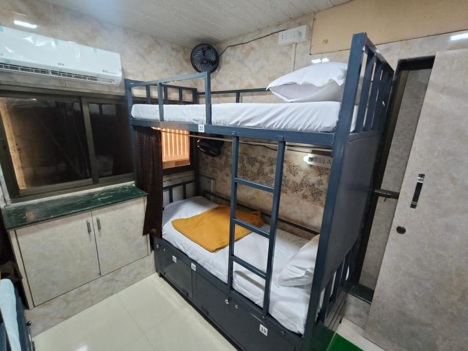 Bed, Photo of the whole room, bunk bed, towels