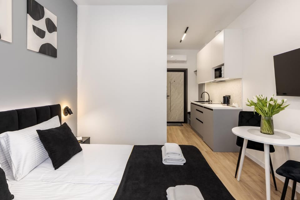 Bed, TV and multimedia, Photo of the whole room, towels