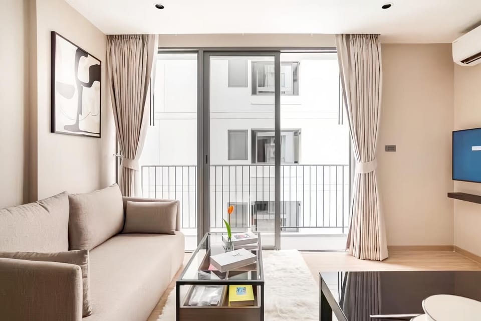 TV and multimedia, Living room, Seating area, air conditioner