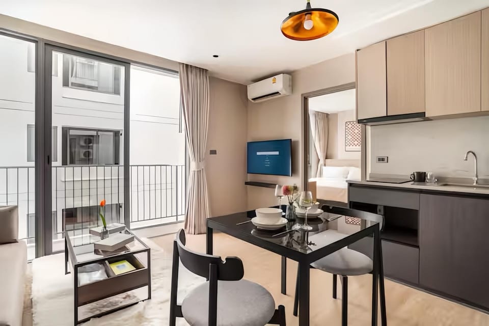 TV and multimedia, Kitchen or kitchenette, Living room, Seating area, Dining area, stove
