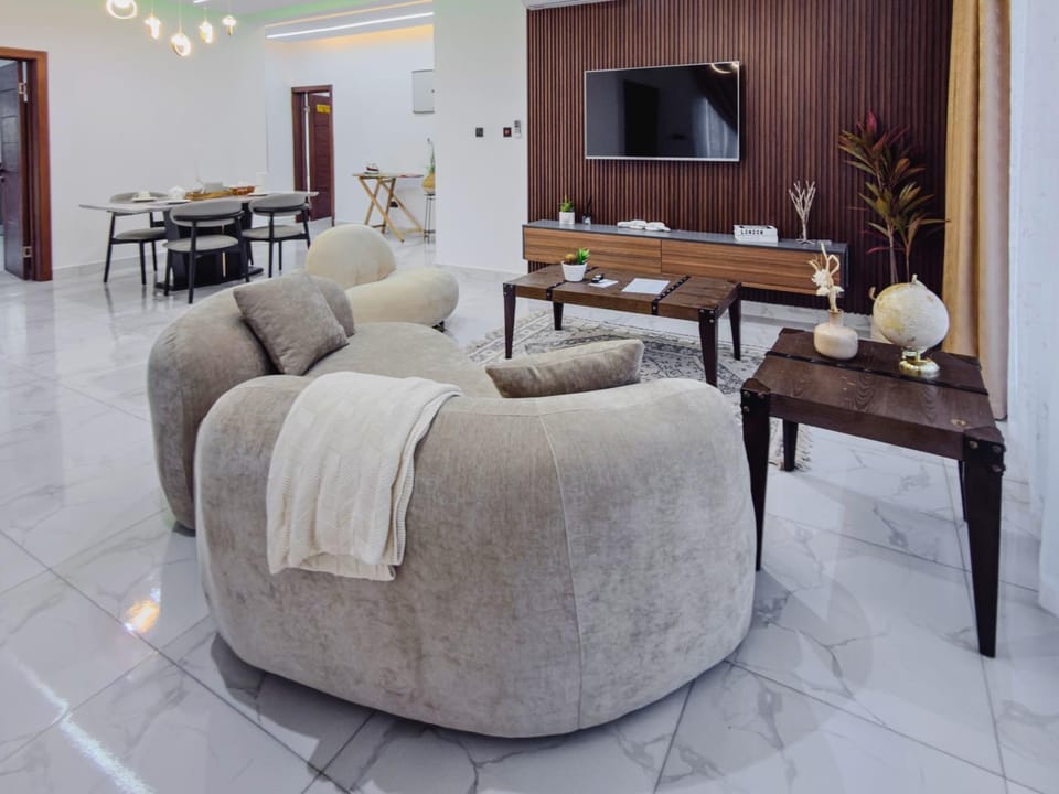 Communal lounge/ TV room, TV and multimedia, Living room, Seating area, Evening entertainment