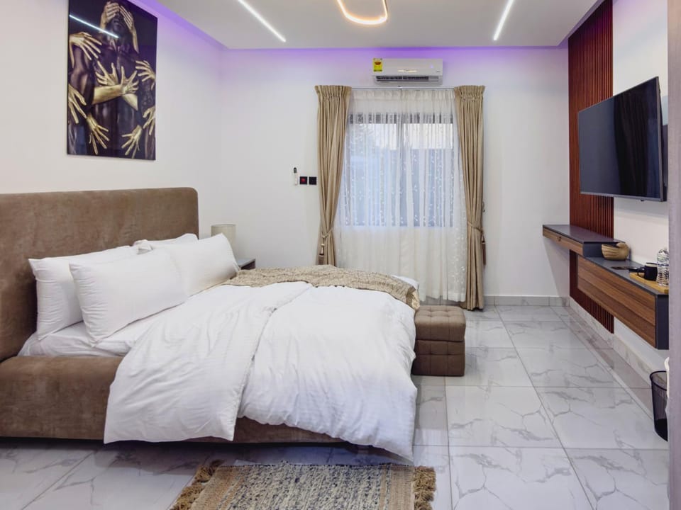 Bed, TV and multimedia, Bedroom