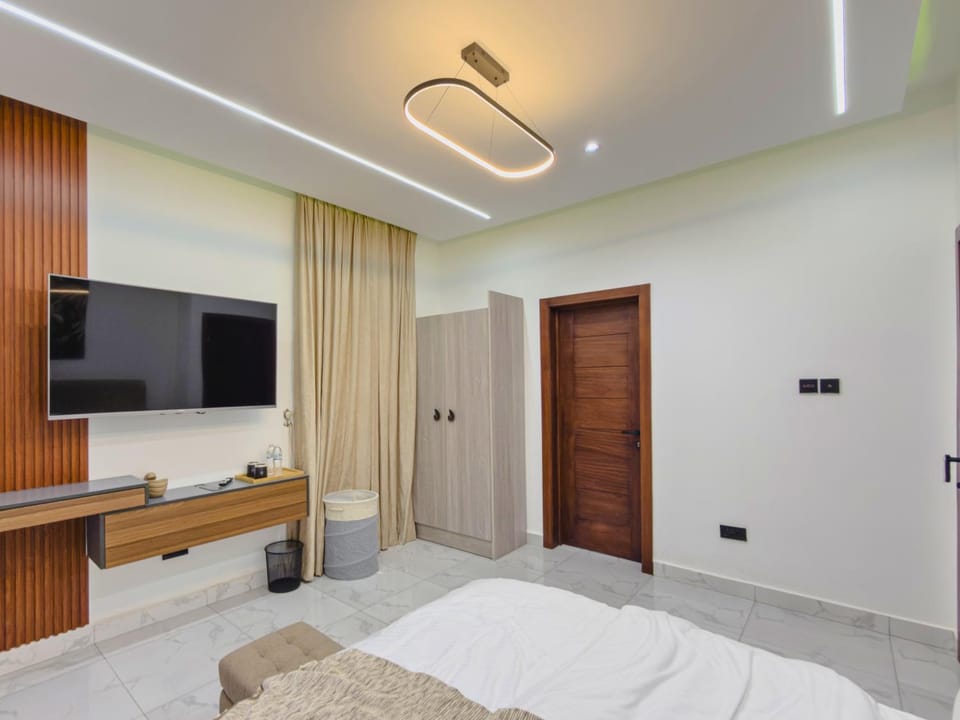 Bed, TV and multimedia, Evening entertainment, Bedroom