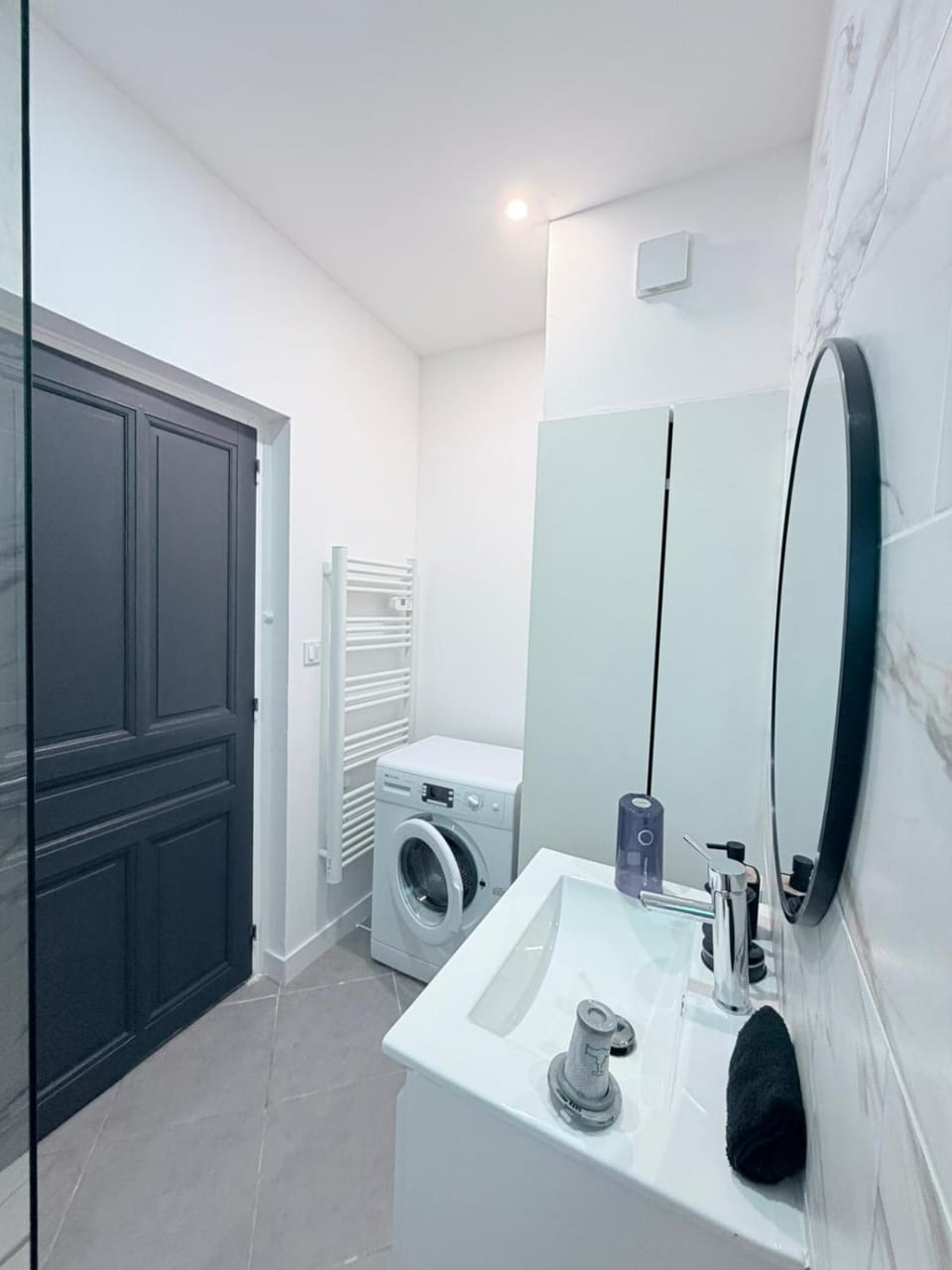 Bathroom, towels, washing machine