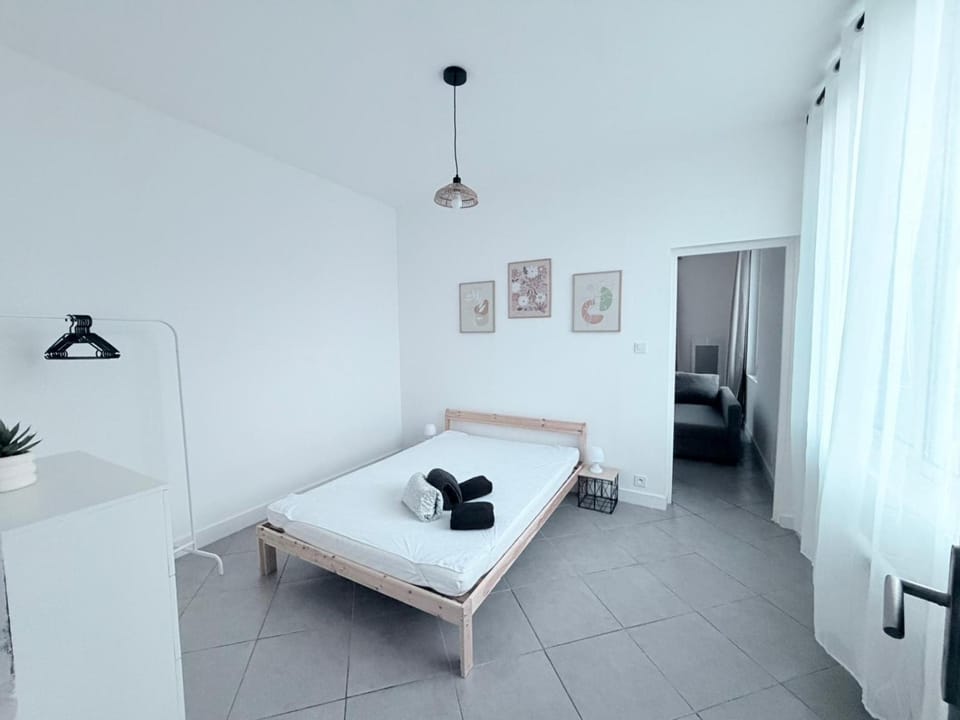 Bed, Photo of the whole room, Bedroom