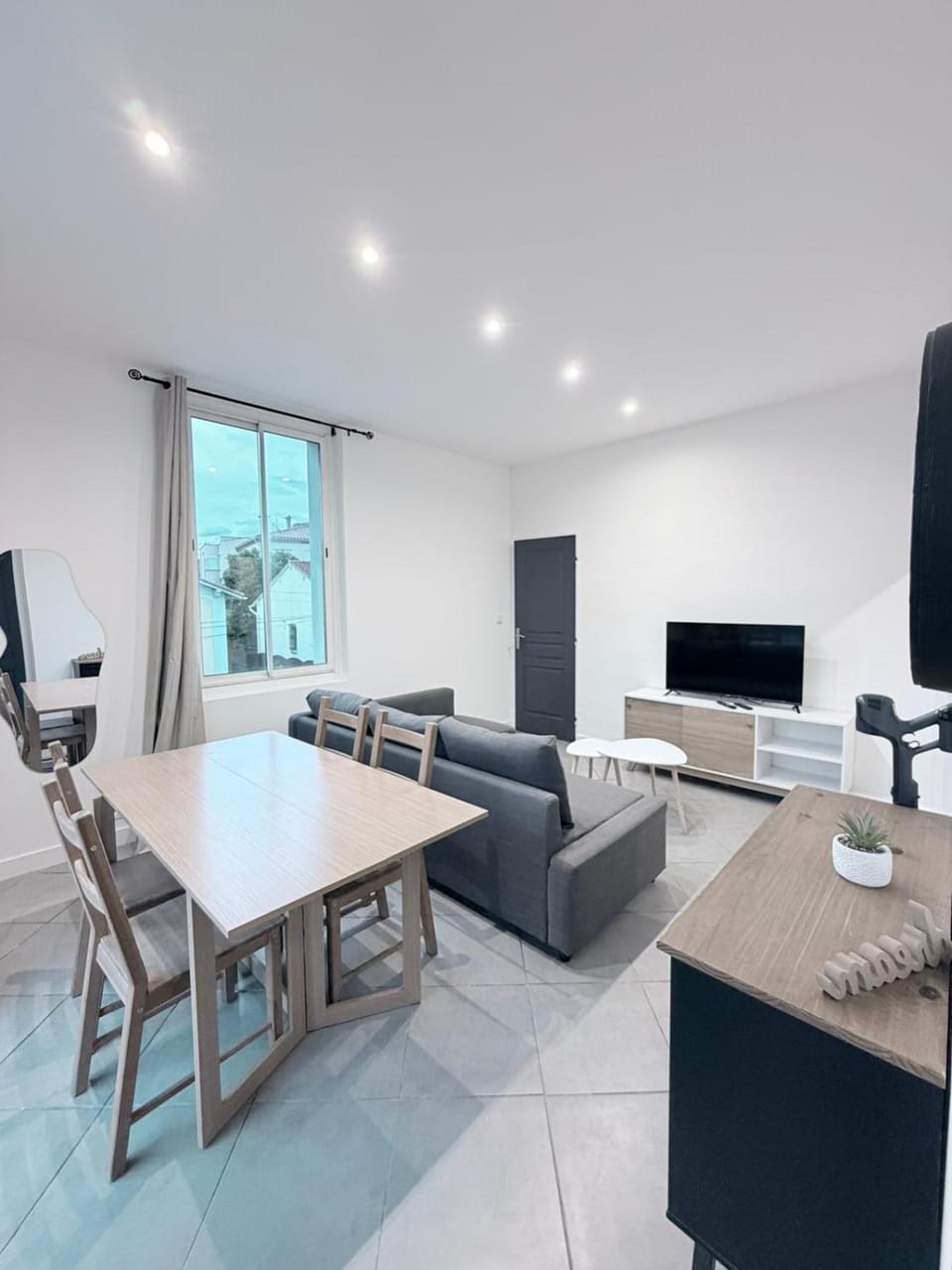 TV and multimedia, Living room, Seating area, Dining area