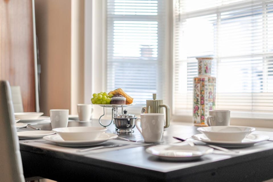 Coffee/tea facilities, Food and drinks, Other, Dining area, Food