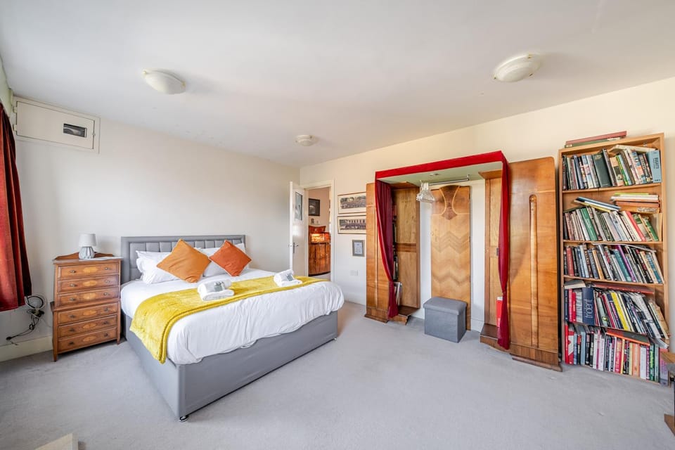 Bed, Library, Other, Photo of the whole room, Bedroom, towels, wardrobe