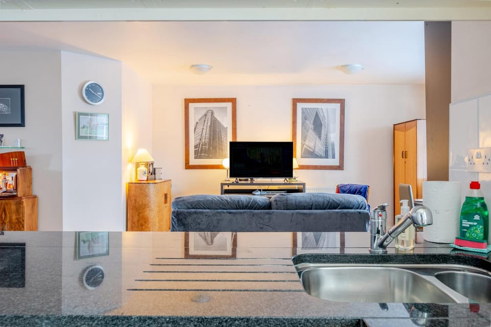 Communal lounge/ TV room, TV and multimedia, Kitchen or kitchenette, Living room, Other, Seating area