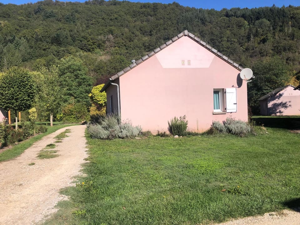 Maisonnette dans son écrin de verdure House in Occitanie