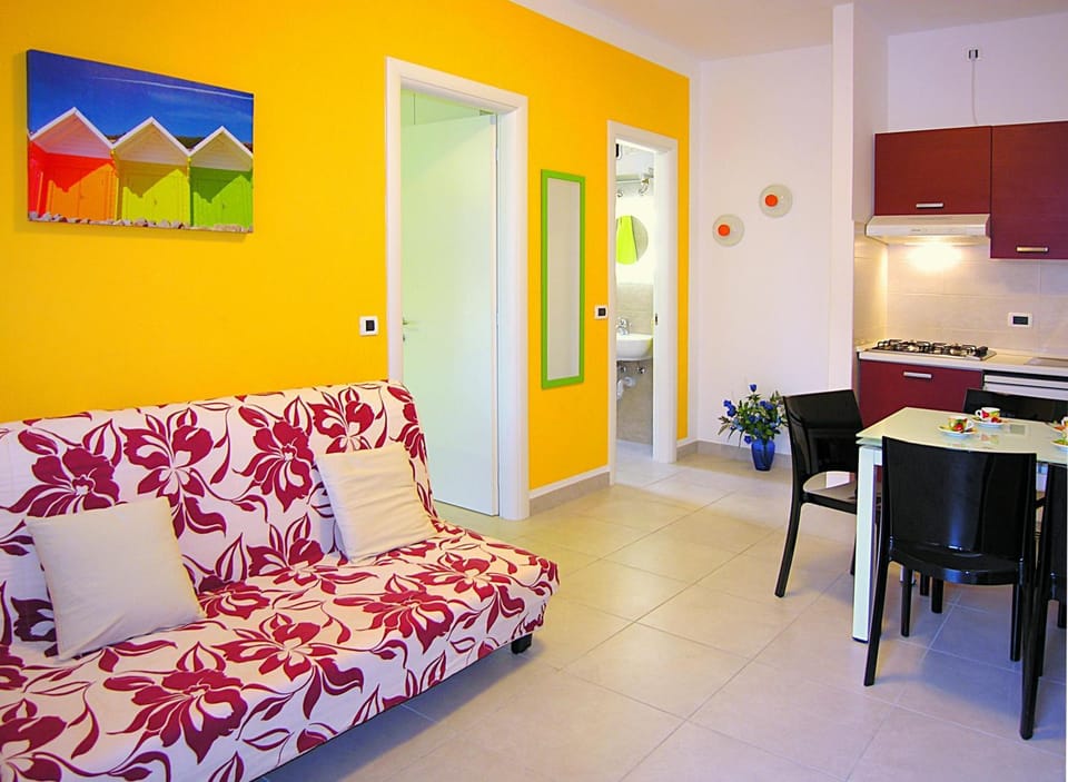 Bed, Kitchen or kitchenette, Living room, Dining area, kitchen