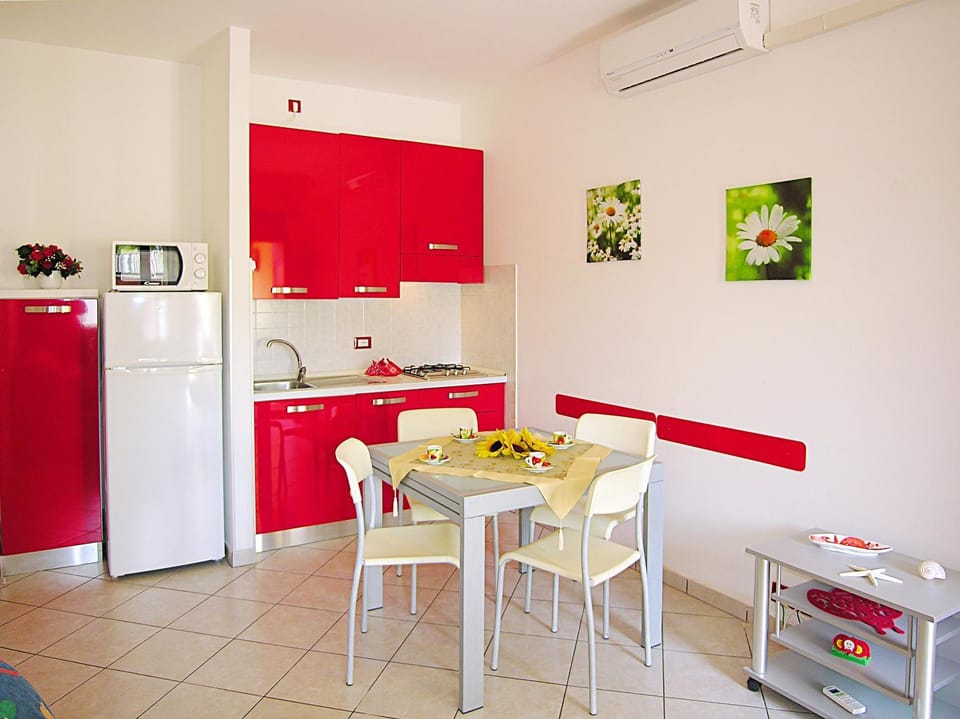 Kitchen or kitchenette, Dining area, minibar
