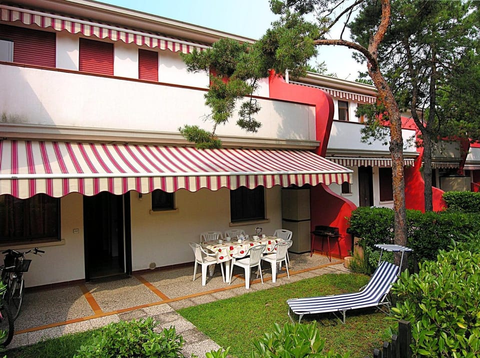 Facade/entrance, Garden