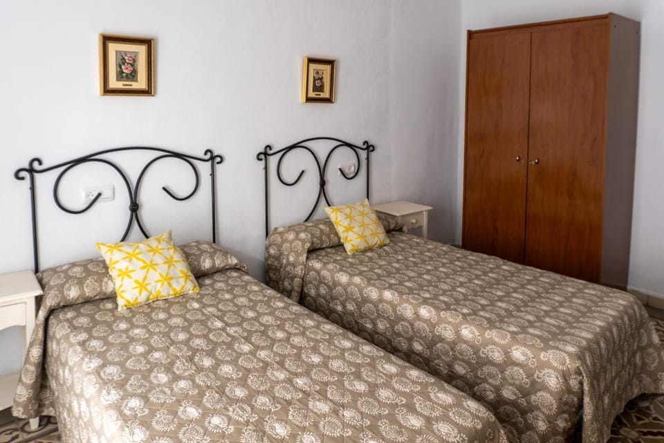 Bed, Photo of the whole room, wardrobe