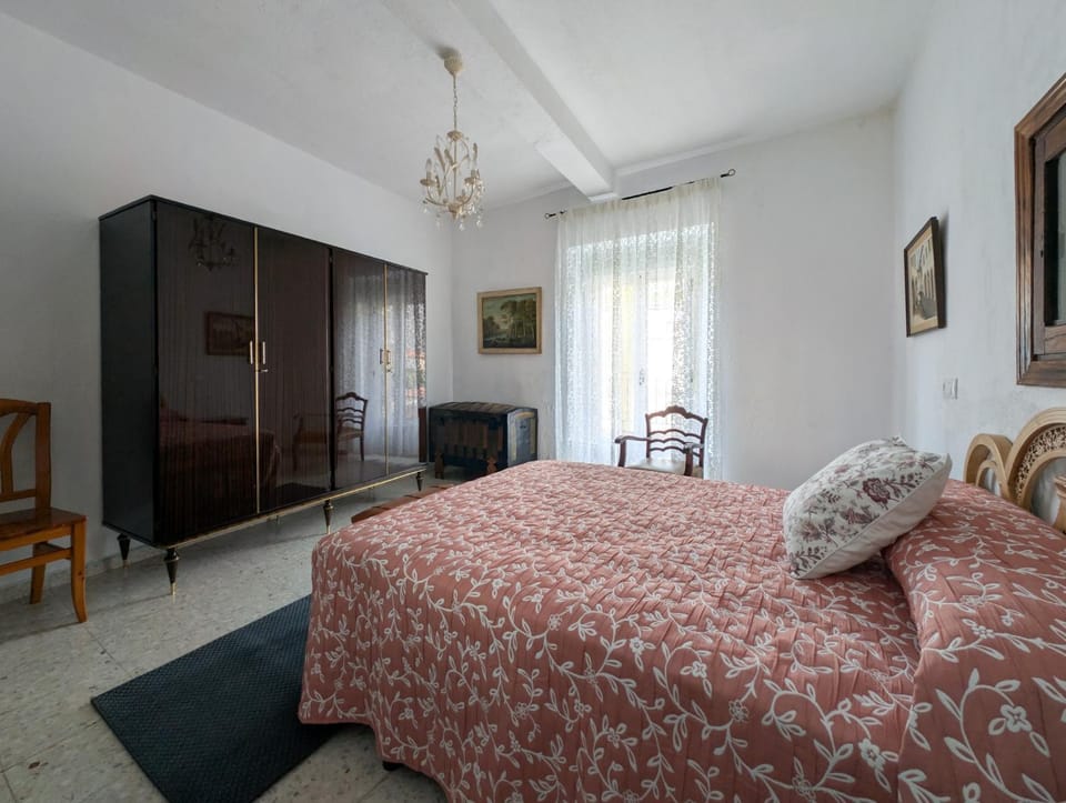 Photo of the whole room, Bedroom, wardrobe