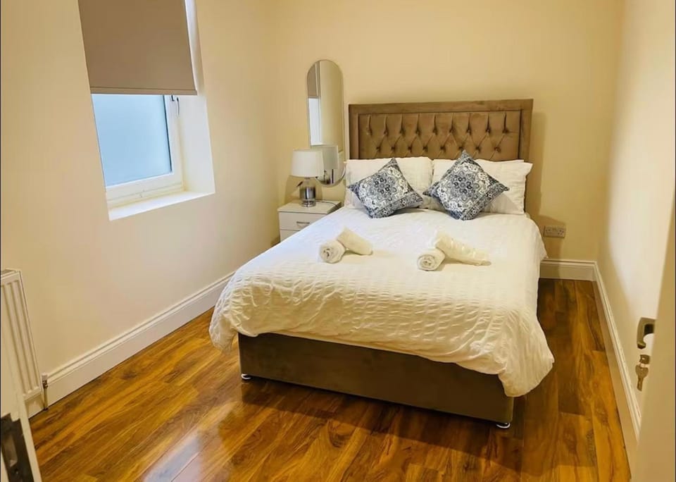 Bed, Photo of the whole room, Bedroom, heating, towels, acessibility