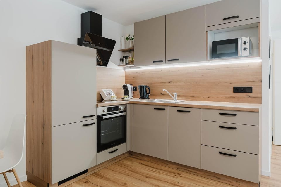 Coffee/tea facilities, dishwasher, microwave, oven, kitchen