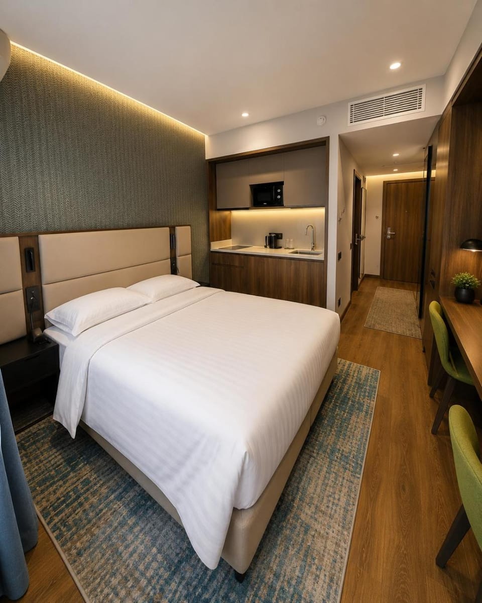Bed, TV and multimedia, Photo of the whole room, Bedroom