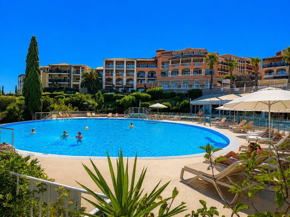 Restaurant/places to eat, Swimming pool, Breakfast