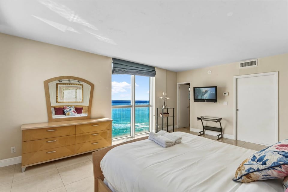 Bed, TV and multimedia, Bedroom, Sea view, towels
