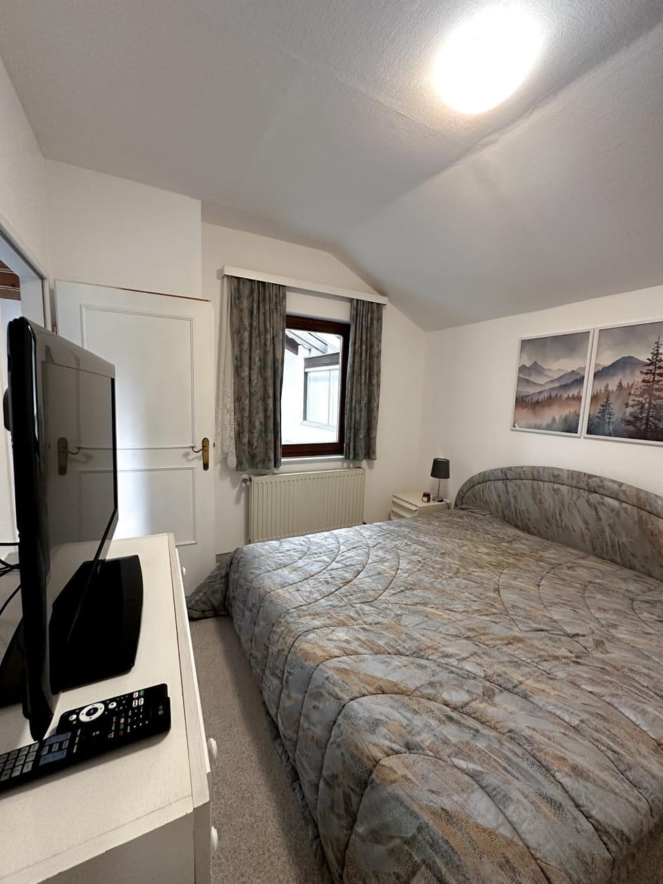 Bed, TV and multimedia, Photo of the whole room, Bedroom