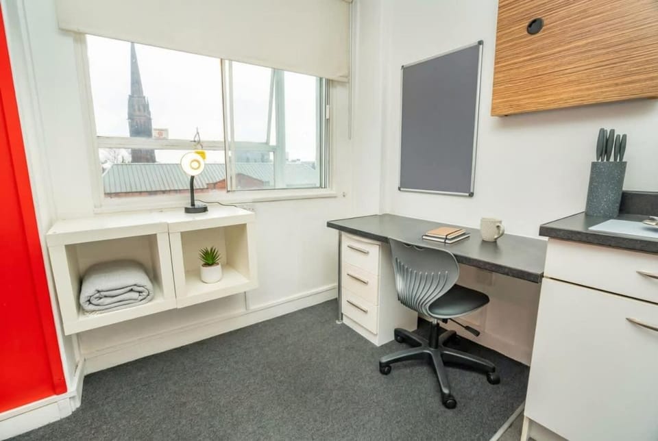 Spacious & Bright Central Coventry Budget Studio Apartment in Coventry