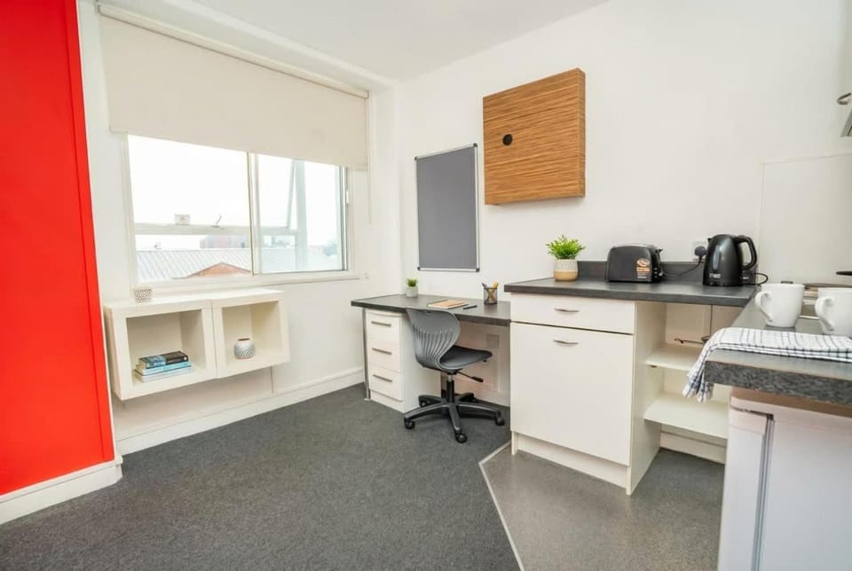 Spacious & Bright Central Coventry Budget Studio Apartment in Coventry