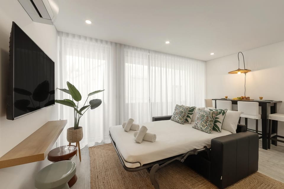Bed, TV and multimedia, Dining area