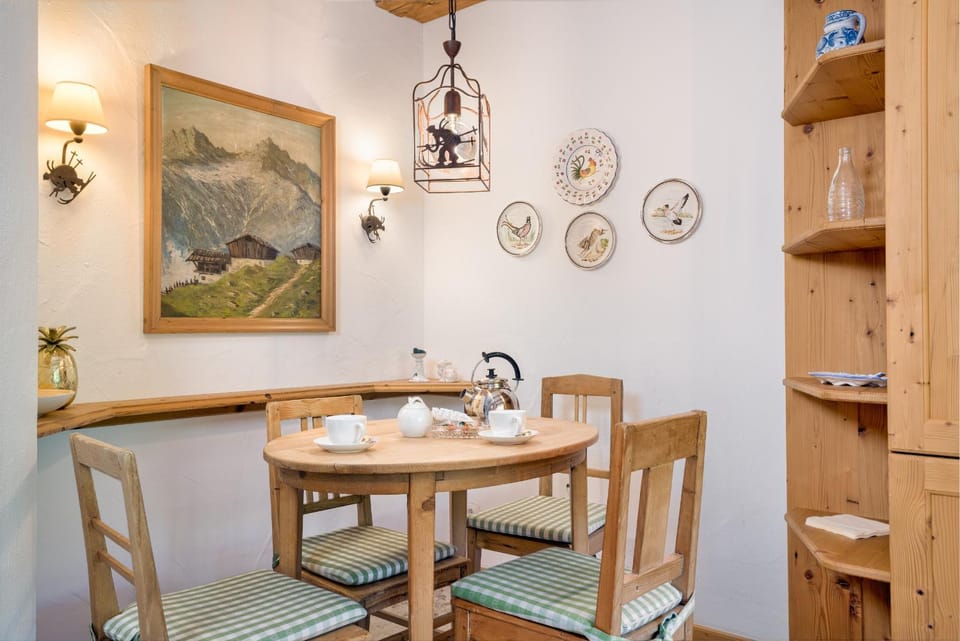 Decorative detail, Seating area, Dining area